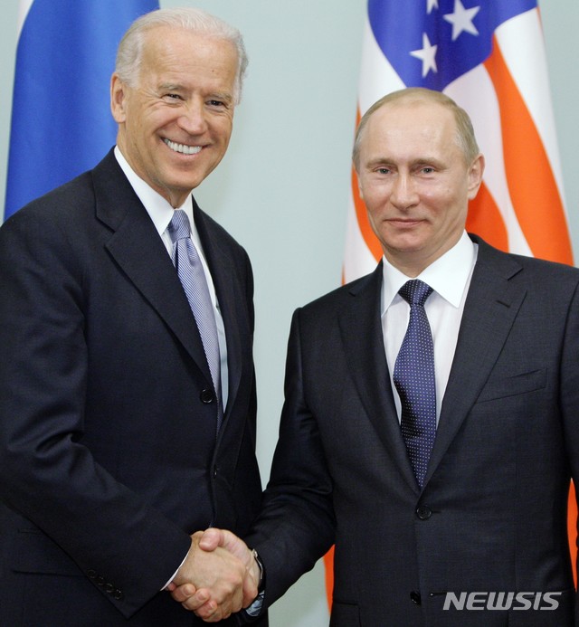 [서울=뉴시스] AP통신 사진으로, 지난 2011년 3월11일 러시아 모스크바에서 조 바이든 당시 미국 부통령이 블라디미르 푸틴 당시 러시아 총리와 만나 악수하고 있다. 