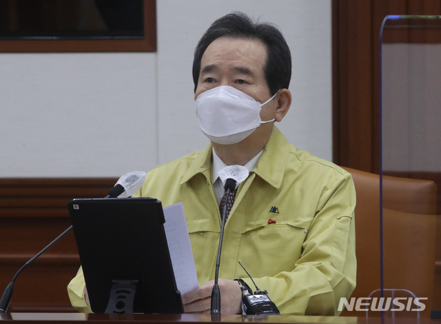 [서울=뉴시스]김명원 기자 = 정세균 국무총리가 지난 15일 오전 서울 종로구 정부서울청사에서 열린 코로나19 대응 중앙재난안전대책본부(중대본) 회의에 참석해 발언하고 있다. 2020.12.15. kmx1105@newsis.com