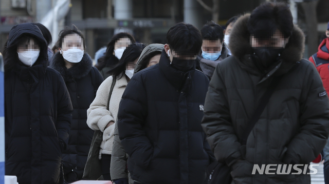 [서울=뉴시스]최진석 기자 = 서울 아침 최저기온 영하 11도까지 떨어지며 한파주의보가 내려진 15일 오전 서울 중구 시청역 인근에서 시민들이 출근길 발걸음을 재촉하고 있다. 2020.12.15. myjs@newsis.com