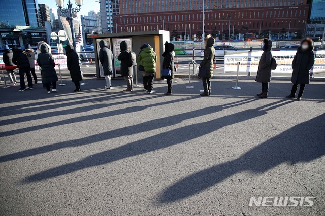 [서울=뉴시스]김선웅 기자 = 15일 서울역 광장에 설치된 코로나19 중구 임시 선별진료소에서 시민들이 검사를 받기 위해 줄을 서고 있다. 2020.12.15. mangusta@newsis.com