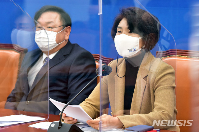 [서울=뉴시스] 김진아 기자 = 한정애 더불어민주당 정책위의장이 15일 오전 서울 여의도 국회에서 열린 원내대책회의에서 발언하고 있다. (공동취재사진) 2020.12.15. photo@newsis.com
