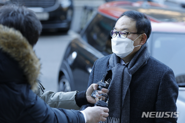 [과천=뉴시스]고승민 기자 = 윤석열 검찰총장에 대한 검사 징계위원회 2차 심의가 열린 지난해 12월15일 정한중 징계위원장 직무대리가 경기 정부과천청사 법무부로 들어서고 있다. (사진=공동취재사진) 2020.12.15. photo@newsis.com