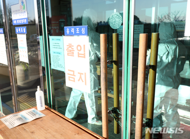 [김제=뉴시스] 김얼 기자 = 전북 김제시 김제가나안요양원에 신종 코로나바이러스 감염증(코로나19) 확진자가 집단 발생한 15일 요양원을 찾은 김제보건소 관계자들이 방역 물품을 옮기고 있다. 2020.12.15.pmkeul@newsis.com