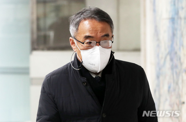 [서울=뉴시스] 임종헌 전 법원행정처 차장이 지난해 12월15일 오전 서울 서초구 서울중앙지법에서 열리는 사법농단 의혹 속행 공판에 출석하고 있다. (사진=뉴시스 DB). photo@newsis.com