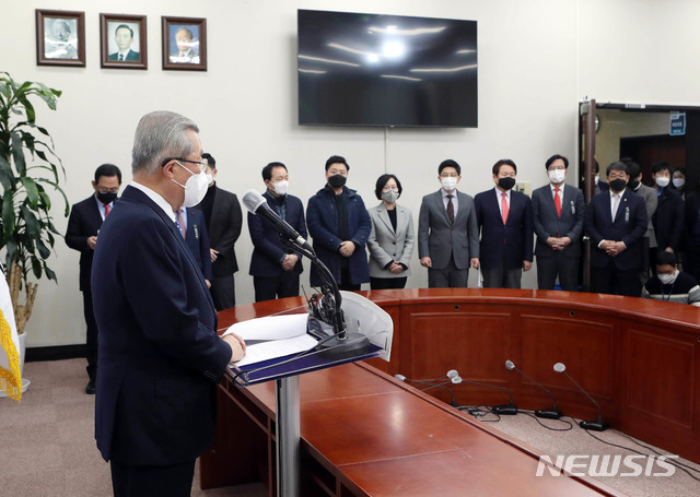 [서울=뉴시스] 최동준 기자 = 김종인 국민의힘 비대위원장이 15일 오전 서울 여의도 국회에서 이명박·박근혜 전 대통령 수감 관련 대국민 사과를 하고 있다. (공동취재사진) 2020.12.15. photo@newsis.com