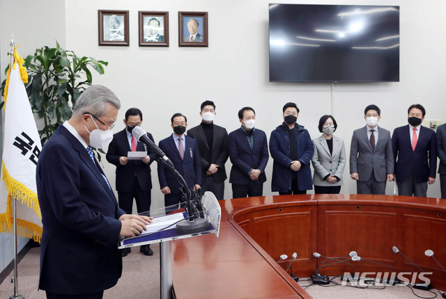 [서울=뉴시스] 최동준 기자 = 김종인 국민의힘 비대위원장이 15일 오전 서울 여의도 국회에서 이명박·박근혜 전 대통령 수감 관련 대국민 사과를 하고 있다. (공동취재사진) 2020.12.15. photo@newsis.com