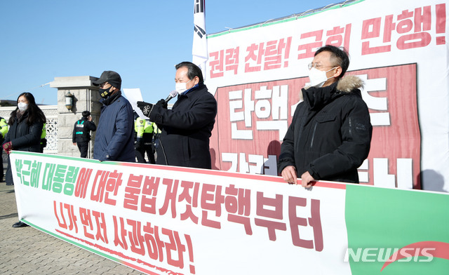 [서울=뉴시스] 김진아 기자 = 우리공화당 관계자들이 15일 서울 여의도 국회 앞에서 김종인 국민의힘 비상대책위원장의 이명박·박근혜 전 대통령 수감 관련 사과문 발표에 따른 긴급 기자회견을 하고 있다. 2020.12.15. bluesoda@newsis.com