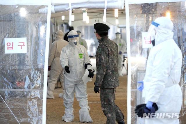 [서울=뉴시스]김선웅 기자 = 15일 서울 용산역 앞에 설치된 코로나19 용산구 임시선별진료소가 운영되고 있다. 2020.12.15. mangusta@newsis.com