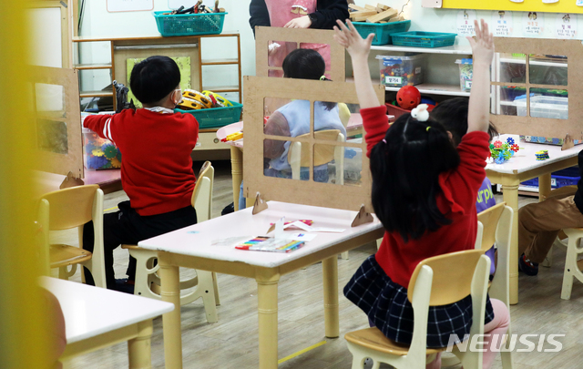 [인천=뉴시스] 신종 코로나바이러스 감염증(코로나19) 3차 대유행으로 수도권의 유·초·중·고교가 등교중지에 들어간 지난해 12월 인천 한 유치원 돌봄 교실에서 아이들이 놀이학습을 하고 있다. (사진=뉴시스DB). 2021.02.05. photo@newsis.com