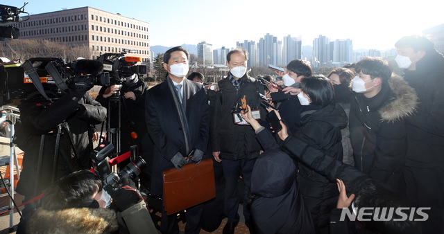 [서울=뉴시스] 고승민 기자 = 윤석열 검찰총장 측 특별변호인 이완규 변호사(오른쪽)와 이석웅 변호사가 15일 정부과천청사 법무부에서 열린 윤 총장에 대한 검사징계위원회 2차 심의에 참석하며 취재진 질문에 답하고 있다. (공동취재사진) 2020.12.15. photo@newsis.com