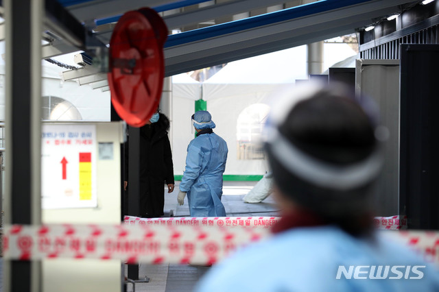 [서울=뉴시스]김선웅 기자 = 880명의 신규 코로나19 확진자가 발생한 15일 서울 용산구보건소에 설치된 선별진료소에서 의료진이 안내를 하고 있다. 2020.12.15. mangusta@newsis.com 