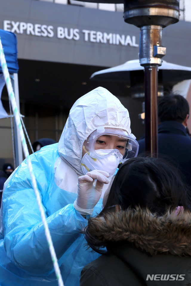 [서울=뉴시스] 이윤청 기자 = 15일 서울 서초구 고속버스터미널역 1번 출구 앞에 설치된 신종 코로나바이러스 감염증(코로나19) 임시 선별검사소에서 의료진이 검체를 채취하고 있다. 2020.12.15. radiohead@newsis.com