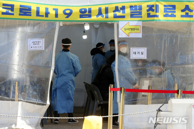 [서울=뉴시스]배훈식 기자 = 신종 코로나바이러스 감염증(코로나19) 확산세가 계속된 15일 오후 서울 서대문구 신촌역 코로나19 임시 선별진료소에서 검사를 받으려는 시민이 문진을 받고 있다. 2020.12.15. dahora83@newsis.com