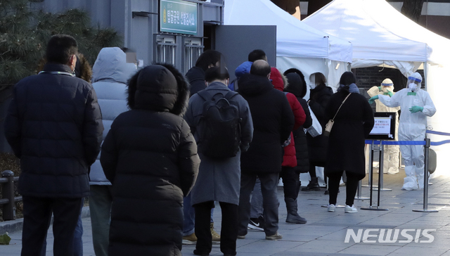 [서울=뉴시스]최진석 기자 = 15일 서울 종로구 탑골공원 앞에 차려진 탑골공원 임시 선별진료소에서 시민들이 코로나19 검사를 받기 위해 줄지어 대기하고 있다. 2020.12.15. myjs@newsis.com