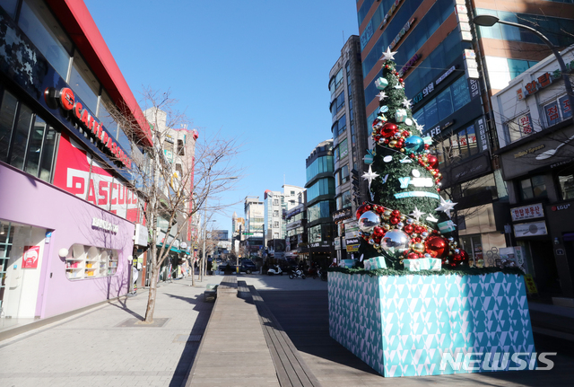 [서울=뉴시스]배훈식 기자 = 신종 코로나바이러스 감염증(코로나19) 확산세가 계속된 15일 오후 서울 서대문구 신촌 거리가 한산한 모습을 보이고 있다.  2020.12.15. dahora83@newsis.com