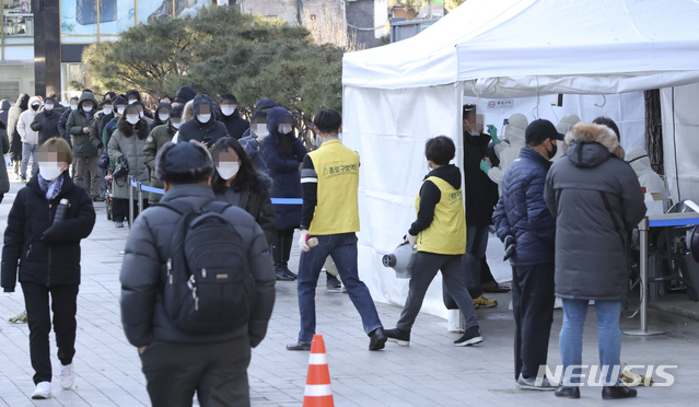 [서울=뉴시스]최진석 기자 = 15일 서울 종로구 탑골공원 앞에 차려진 탑골공원 임시 선별진료소에서 시민들이 코로나19 검사를 받기 위해 줄지어 대기하고 있다. 2020.12.15. myjs@newsis.com