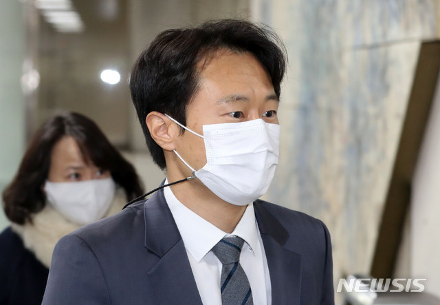 [서울=뉴시스] 홍효식 기자 = 이탄희 더불어민주당 의원이 15일 오후 서울 서초구 서울중앙지법에서 열리는 임종헌 전 법원행정처 차장의 사법농단 의혹 재판에 증인으로 출석하고 있다. 2020.12.15. yesphoto@newsis.cm