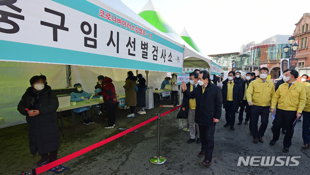 [서울=뉴시스]최진석 기자 = 정세균 국무총리가 15일 서울역 광장에 설치된 임시선별검사소를 찾아 방역현장 점검을 하고 있다. (공동취재사진) 2020.12.15. photo@newsis.com