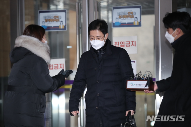 [과천=뉴시스] 김병문 기자 = 지난해 12월 윤석열 검찰총장 검사징계위원회 2차 심의에 증인으로 출석한 손준성 대검찰청 수사정보담당관이 심문을 마친 뒤 과천 법무부 청사를 나서고 있다. (공동취재사진) 2020.12.15. photo@newsis.com