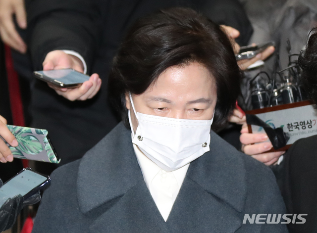 [과천=뉴시스] 김병문 기자 = 추미애 법무부 장관이 윤석열 검찰총장 검사징계위원회 2차 심의가 열리고 있는 15일 오후 퇴근, 과천 법무부 청사를 나서고 있다. (공동취재사진) 2020.12.15.&nbsp; photo@newsis.com
