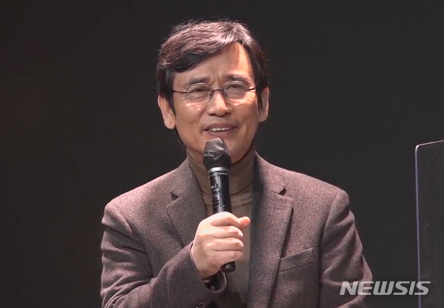 [서울=뉴시스] 조수정 기자 = 지난해 12월15일 오후 노무현재단 유튜브채널 '이사장들의 특별대담'에서 유시민 노무현재단 이사장이 인사말 하고 있다. (사진=노무현재단 유튜브 캡처) 2020.12.15.&nbsp; photo@newsis.com