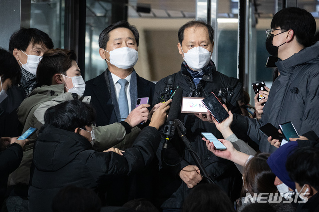 [과천=뉴시스] 김병문 기자 = 윤석열 검찰총장 측 특별변호인 이완규(오른쪽부터), 이석웅, 손경식 변호사가 15일 정부과천청사 법무부에서 열린 윤 총장에 대한 검사징계위원회 2차 심의를 마친 후 취재진 질문에 답하고 있다. (공동취재사진) 2020.12.15. photo@newsis.com