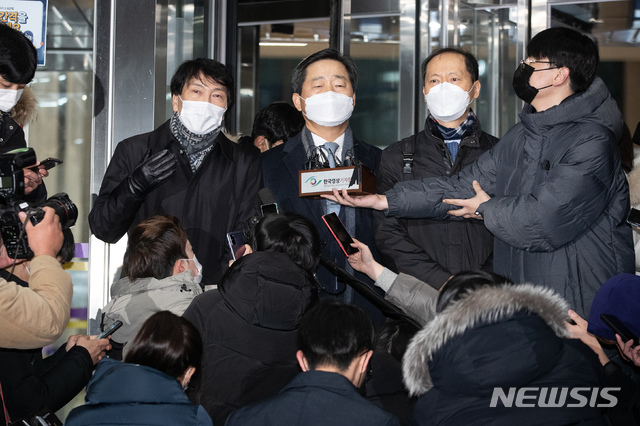 [과천=뉴시스] 김병문 기자 = 윤석열 검찰총장 측 특별변호인 손경식(왼쪽부터), 이석웅, 이완규 변호사가 15일 정부과천청사 법무부에서 열린 윤 총장에 대한 검사징계위원회 2차 심의를 마친 후 취재진 질문에 답하고 있다. (공동취재사진) 2020.12.15.&nbsp; photo@newsis.com