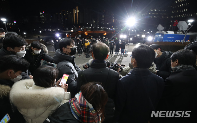 [과천=뉴시스] 김병문 기자 = 윤석열 검찰총장 측 특별변호인 손경식(오른쪽부터), 이석웅, 이완규 변호사가 지난 15일 정부과천청사 법무부에서 열린 윤 총장에 대한 검사징계위원회 2차 심의를 마친 후 취재진 질문에 답하고 있다. (공동취재사진) 2020.12.15.  photo@newsis.com