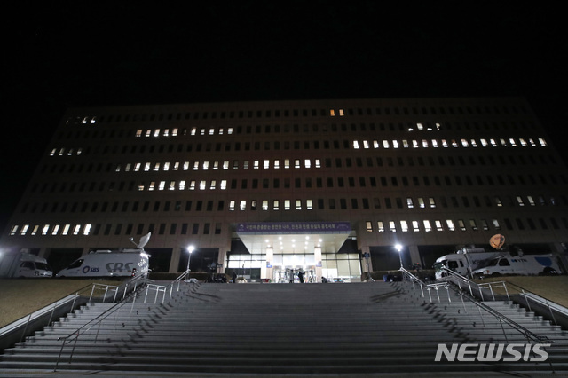 [과천=뉴시스] 김병문 기자 = 윤석열 검찰총장에 대한 검사 징계위원회 2차 심의가 열린 15일 밤 정부과천청사 법무부 건물 불이 켜져 있다. 법무부 검사징계위원회는 저녁 9시 9분께 회의를 재개하고 위원들 간 토론과 의결 절차가 진행 중이다. (공동취재사진) 2020.12.15. photo@newsis.com