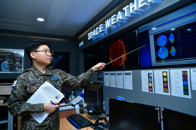 [서울=뉴시스] 공군 기상단 김경호 병장(공군병 798기)이 자신이 개발한 우주기상예보모델에 대해 설명하고 있다. 김 병장은 전군 최초로 우주기상 변화를 예측하는 우주기상예보모델을 개발했다. 2020.12.16. (사진=공군 제공)