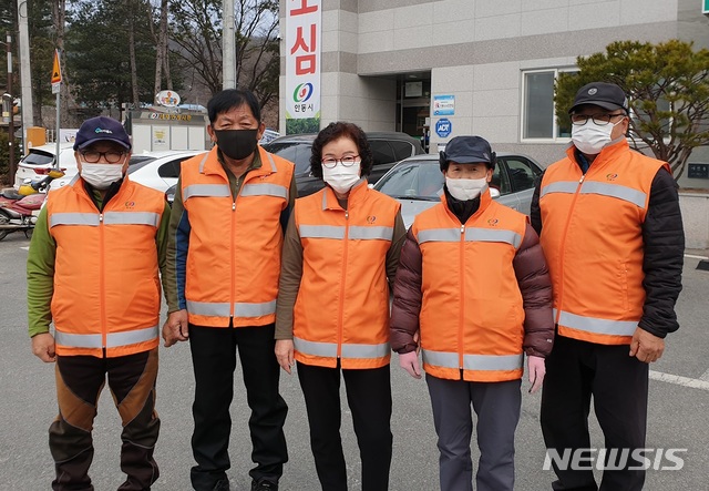 [안동=뉴시스] 김진호 기자 = 안동시가 노인 보행 교통사고 및 고령운전자 교통사고를 줄이기 위해 야광조끼를 지급한다. 사진은 야광조끼를 착용한 어르신들. (사진=안동시 제공) 2020.12.16 photo@newsis.com