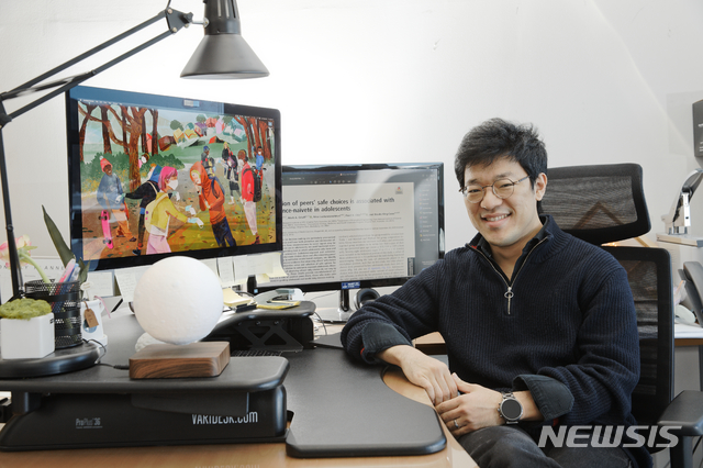 [울산=뉴시스] 구미현 기자 = UNIST 정동일 교수는 美 연구진과의 공동연구를 통해 또래 압력의 '반전' 영향력을 뇌과학적으로 입증했다. 사진은 정동일 교수. (사진=UNIST 제공) 2020.12.16.photo@newsis.com