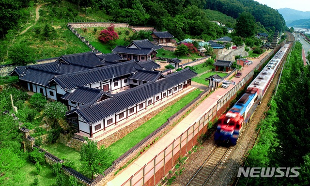 열차가 임청각 앞을 지나고 있다 (사진=권병수 작)