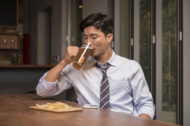 [서울=뉴시스] 높은 월 음주율을 보이고 있는 한국 남성(사진=바이엘코리아 제공)