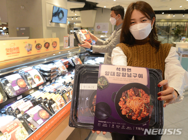 [부산=뉴시스] 롯데백화점 부산본점 식품관에서 한 직원이 지역 맛집 가정간편식을 선보이고 있다. (사진=롯데백화점 제공)