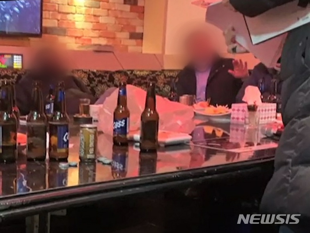 [서울=뉴시스] 류인선 기자 = 서울 강동경찰서 생활질서계와 강동구청 보건위생과가 지난 15일 서울 강동구 양재대로 소재 한 노래방에서 무허가 유흥업소에서 성매매를 한 정황을 포착하고 단속을 하고 있다. (사진=강동경찰서 제공)2020.12.16. ryu@newsis.com