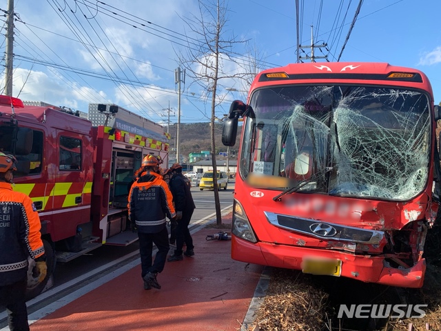 [옥천=뉴시스] 조성현 기자 = 16일 오후 1시23분께 충북 옥천군 옥천읍 한 도로에서 42인승 버스와 11t 화물차가 충돌해 12명이 다쳤다. (사진=옥천소방서 제공) 2020.12.16.photo@newsis.com