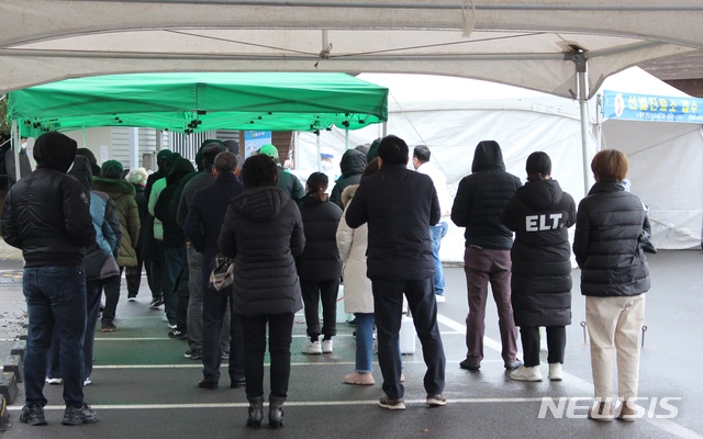 [제주=뉴시스] 양영전 기자 = 16일 오후 제주보건소에서 코로나19 검사를 받으려는 시민들이 대기하고 있다. 2020.12.16. 0jeoni@newsis.com