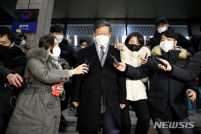 [과천=뉴시스] 김병문 기자 = 16일 새벽 윤석열 검찰총장 검사징계위원회 2차 심의를 마친 이용구 법무부 차관이 경기 과천 법무부 청사를 나서며 취재진에게 질문 받고 있다. 2020.12.16. dadazon@newsis.com