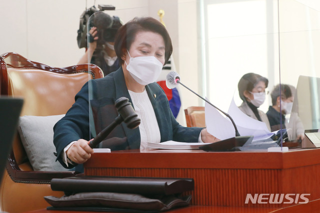 [서울=뉴시스] 김진아 기자 = 정춘숙 국회 여가위원장이 16일 오전 서울 여의도 국회에서 열린 여성가족위원회 전체회의에서 정영애 여성가족부 장관 후보자의 인사청문회 실시계획서 채택의 건을 상정하고 있다. (공동취재사진) 2020.12.16. photo@newsis.com