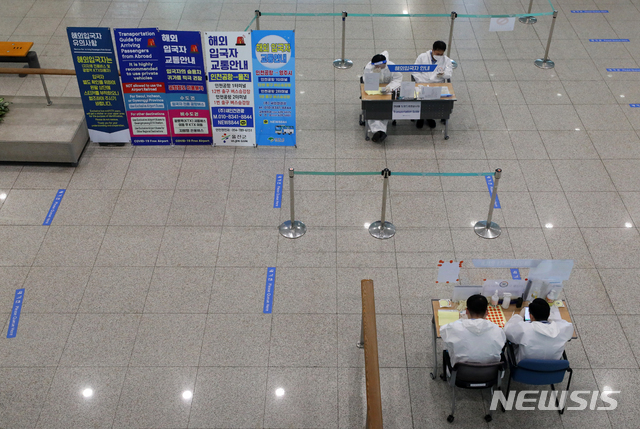 [인천공항=뉴시스]배훈식 기자 =  인천국제공항 제1터미널 입국장이 한산한 모습을 보이고 있다. 2020.12.16. dahora83@newsis.com