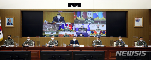 [서울=뉴시스] 이윤청 기자 = 서욱 국방부 장관이 16일 서울 용산구 국방부에서 열린 2020년 연말 전군주요지휘관 회의에서 발언하고 있다. 왼쪽부터 김승겸 한미연합사 부사령관, 부석종 해군참모총장, 원인철 합참의장, 서욱 국방부 장관, 남영신 육군참모총장, 이성용 공군참모총장, 이승도 해병대사령관. (사진=국방일보 제공) 2020.12.16. photo@newsis.com