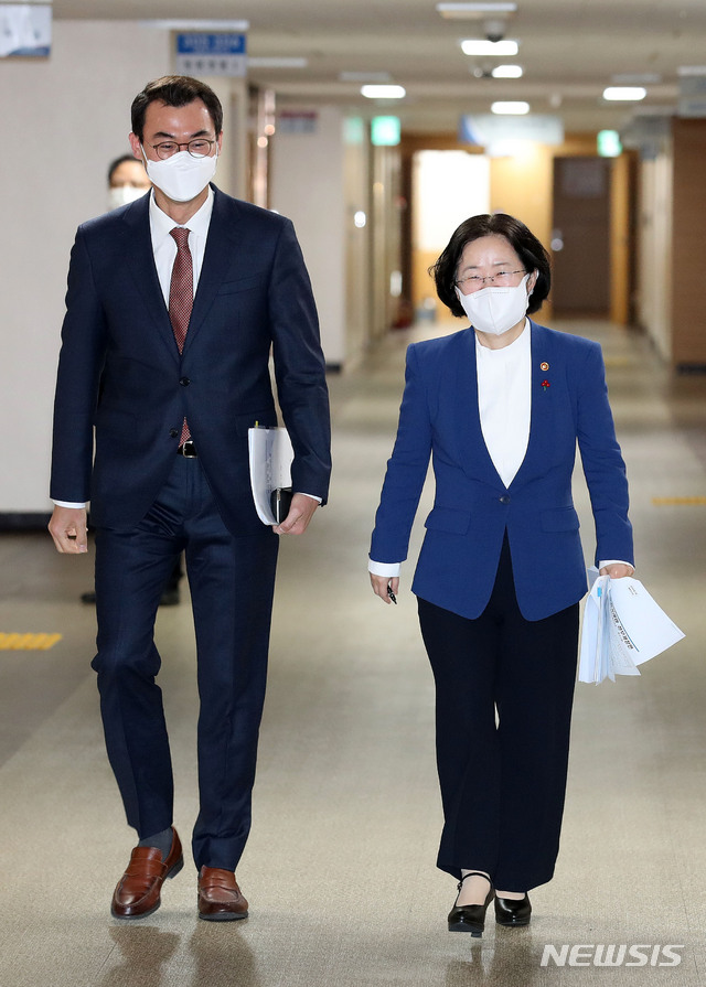 [서울=뉴시스]김선웅 기자 = 조성욱 공정거래위원장(오른쪽) 과 신봉삼 공정위 사무처장이 서울 종로구 정부서울청사에서 이동하고 있다. 2020.12.16. mangusta@newsis.com