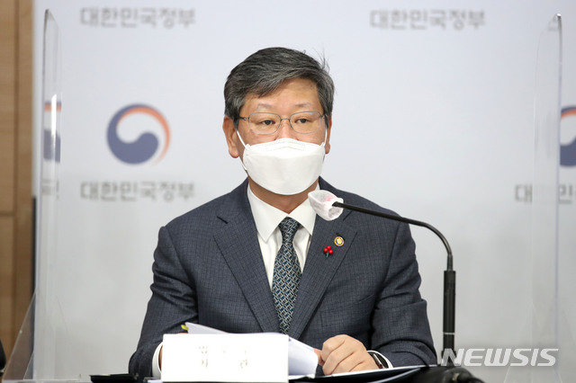 [서울=뉴시스]김선웅 기자 = 이용구 법무부 차관이 16일 서울 종로구 정부서울청사에서 공정경제 3법(상법·공정거래법·금융그룹감독법) 관계기관 합동 브리핑을 하고 있다. 2020.12.16. mangusta@newsis.com