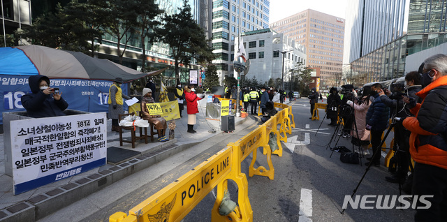 [서울=뉴시스] 조수정 기자 = 1470차 일본군 성노예제 문제 해결을 위한 정기 수요시위 기자회견이 열린 16일 오후 서울 종로구 옛 일본대사관 앞에서 이화여자대학교 민주동우회 등 참가자들이 연대발언 하고 있다. 2020.12.16.  chocrystal@newsis.com