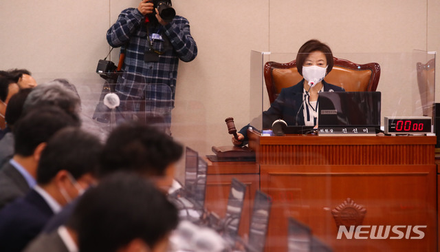 [서울=뉴시스] 김진아 기자 = 진선미 국회 국토위원장. (공동취재사진) 2020.12.16. photo@newsis.com