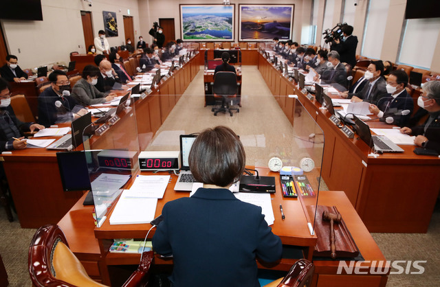 [서울=뉴시스] 김진아 기자 = 진선미 국회 국토위원장이 16일 오후 서울 여의도 국회에서 열린 국토교통위원회 전체회의를 주재하고 있다. (공동취재사진) 2020.12.16. photo@newsis.com