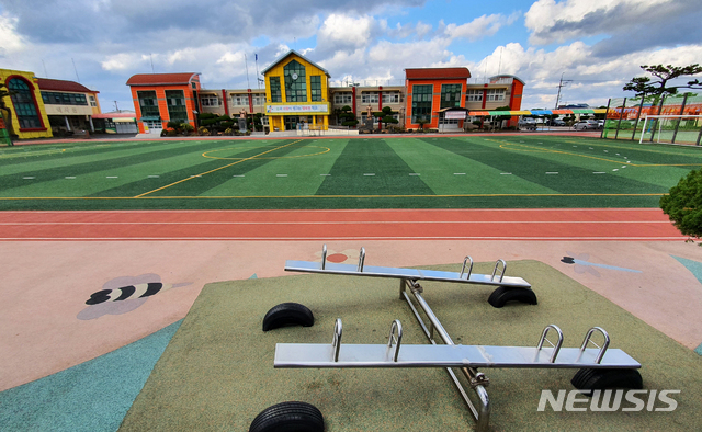 [제주=뉴시스] 우장호 기자 = 제주 한 초등학교 운동장. (사진=뉴시스DB) woo1223@newsis.com