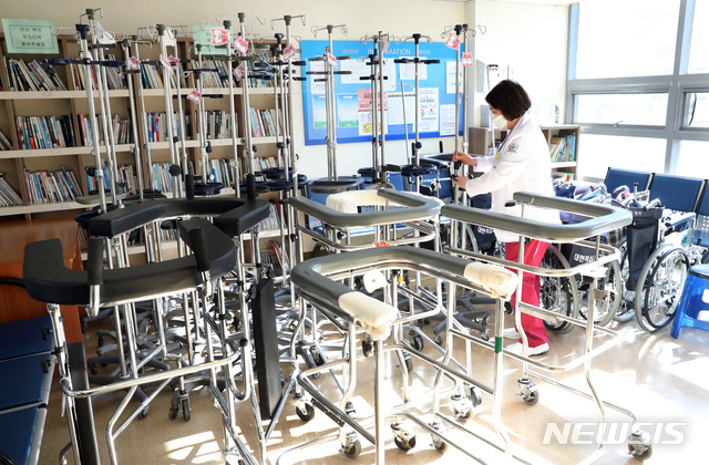 [인천=뉴시스] 이종철 기자 = 전국적으로 신종 코로나바이러스 감염증(코로나19)확진자 증가폭이 커지고 있는 가운데 각 지자체가 추가 병상 확보를 위해 총력을 기울이고 있다. 16일 코로나19 감염병 전담병원으로 지정된 인천시 연수구 인천적십자병원에서 의료진이 코로나19 환자 병상용 의료장비를 점검하고 있다. 2020.12.16. jc4321@newsis.com