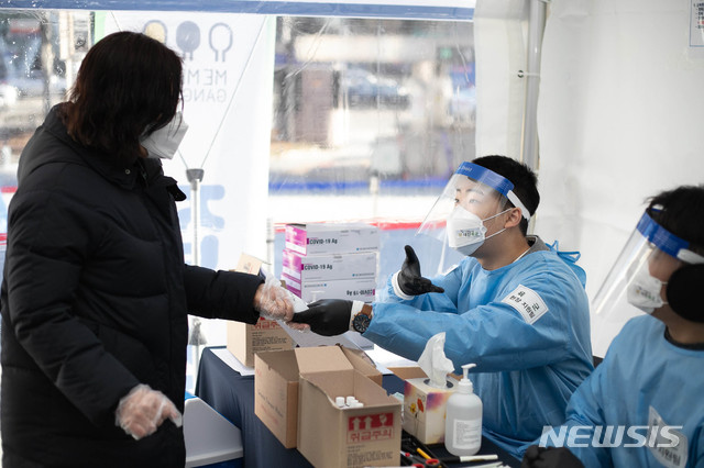 [서울=뉴시스] 박민석 기자 = 육군수도방위사령부 장병들이 16일 서울 강남구 삼성동에 마련된 신종 코로나바이러스 감염증(코로나19) 임시선별검사소를 찾은 주민들을 안내하고 있다. (사진=육군 제공) 2020.12.16. photo@newsis.com